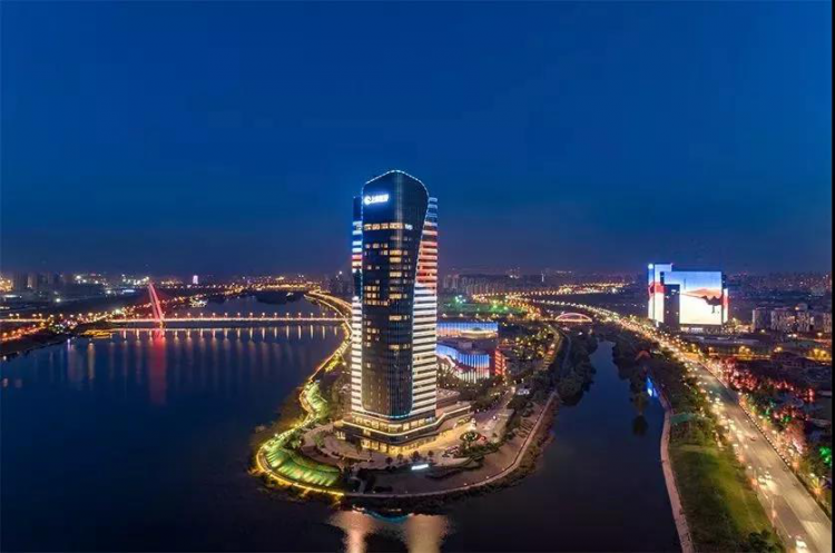 /enpproperty--> 为一间房赴一座城 跟着酒店来浐灞旅行 这里,有碧蓝的河水,绚丽的阳光 这里,有婆娑的树木,风情的河滩 这里,酒店将达20多家(五星级15家) 这里,酒店客房数量将超过7000间 这里,是浐灞的酒店集群 这里,是西安未来的外滩 经济助推器 酒店集群是经济的助推器 也是一个地区对外的窗口 是城市发展的品牌和形象 世界城市都是因水而生 泰晤士河、塞纳河、哈德逊河 因水得名的浐灞生态区 让生态流入城市,让河流休