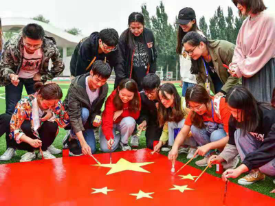 华北水利水电大学学子手绘五星红旗为祖国母亲送祝福