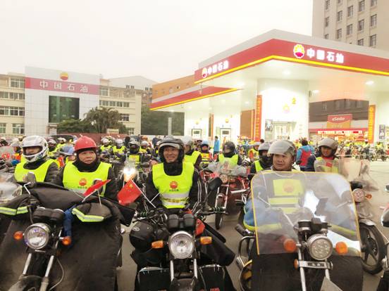 务工人员铁骑春运首日返乡 中国石油7省121座加油站提供免费加油