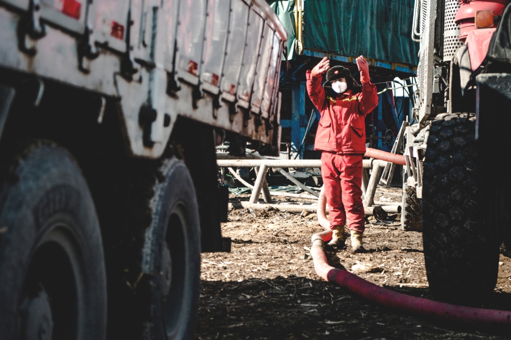 大庆油田文化集团《“疫”场硬仗，油田担当》