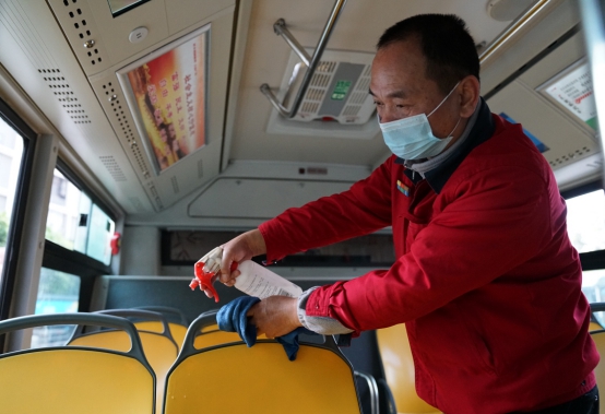 广州公交集团电车有限公司《红衣使者赞——致坚守在疫情防控一线的公交人》