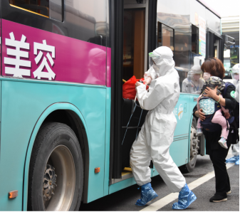深圳巴士集团第五分公司《严防境外疫情输入，深圳巴士集团第五分公司靠前站位，肩负转运境外旅客的任务》